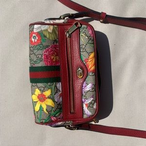 ——-SOLD——-AUTHENTIC Gucci Strap Purse